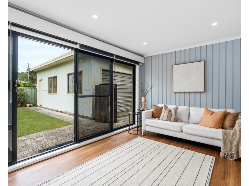 8 Sunshine Drive, Point Clare NSW 2250