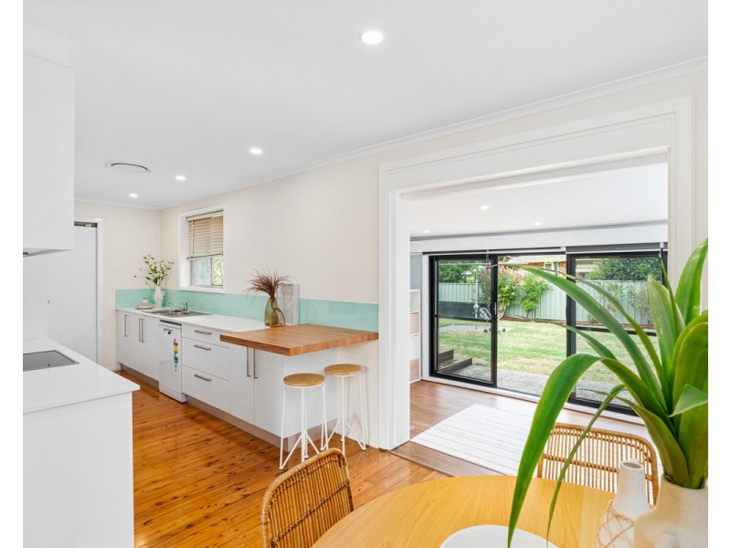 8 Sunshine Drive, Point Clare NSW 2250