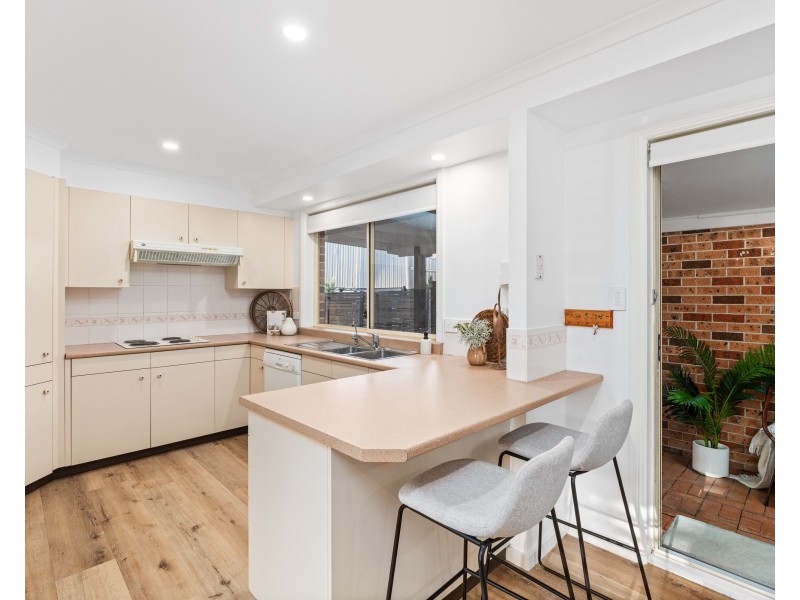 2 Guss Cannon Close, Green Point NSW 2251
