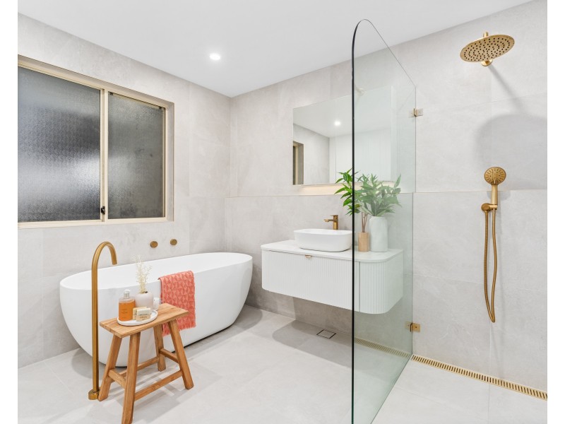 2 Guss Cannon Close, Green Point NSW 2251