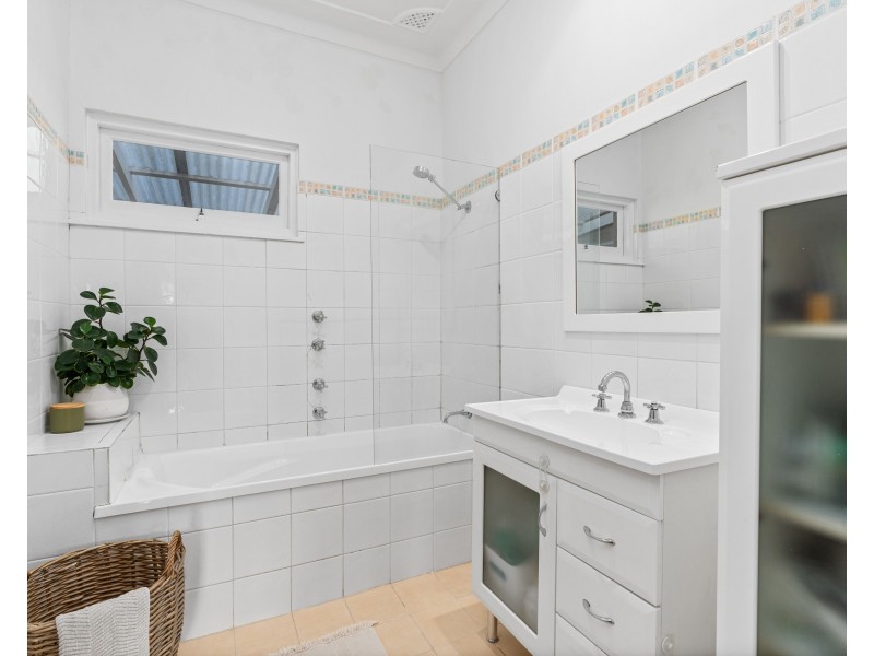 19 Orange Parade, Wyoming NSW 2250