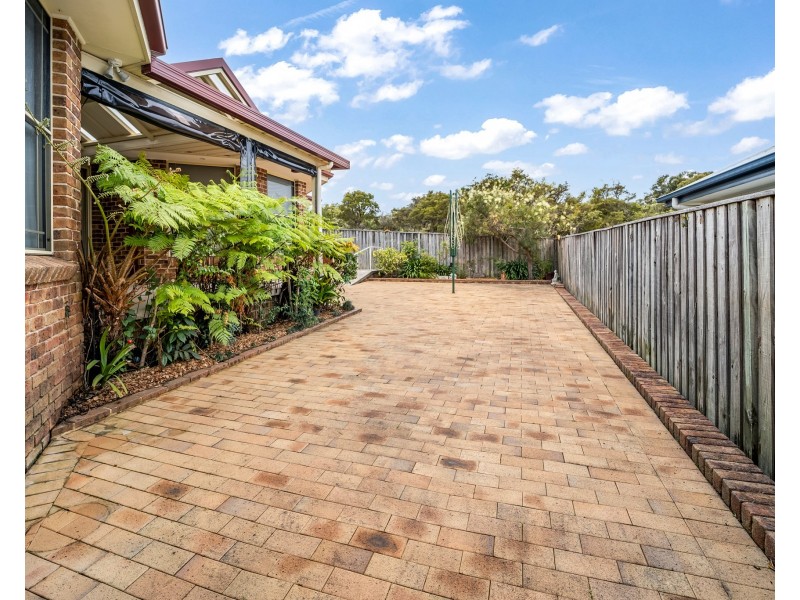 77 Sir Joseph Banks Drive, Bateau Bay NSW 2261
