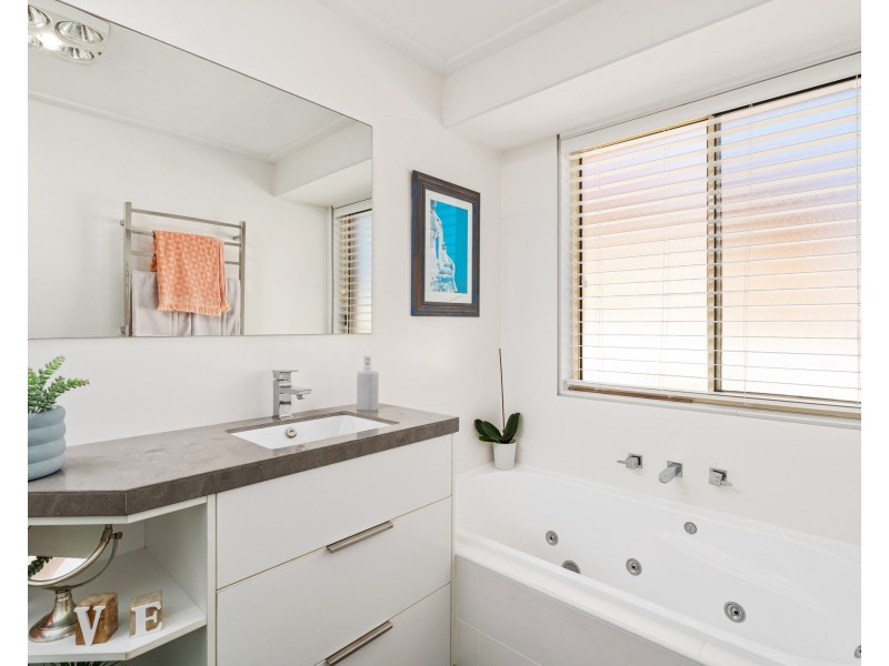 2 Cypress Close, Springfield NSW 2250