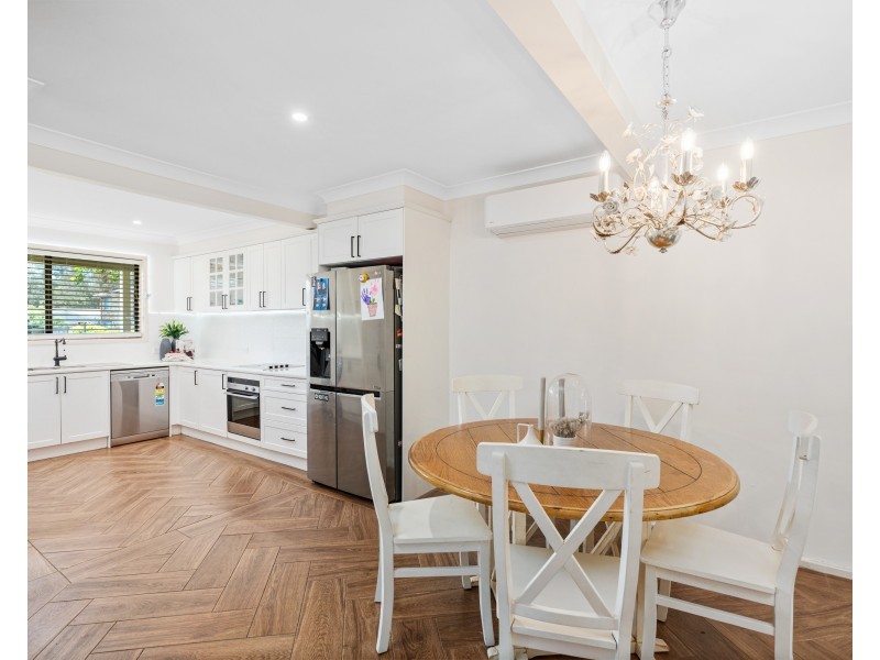 8 Althea Place, Point Clare NSW 2250
