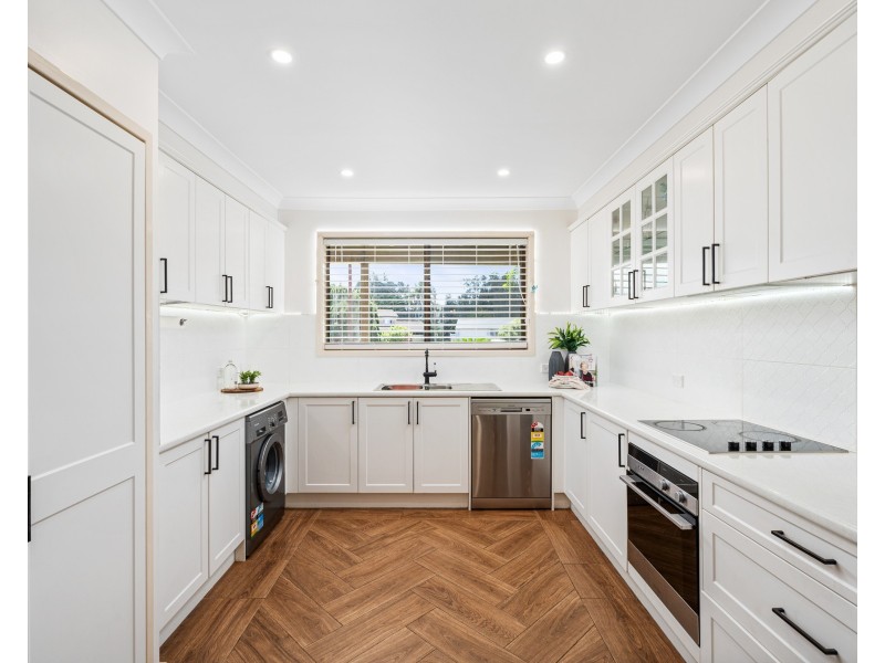 8 Althea Place, Point Clare NSW 2250