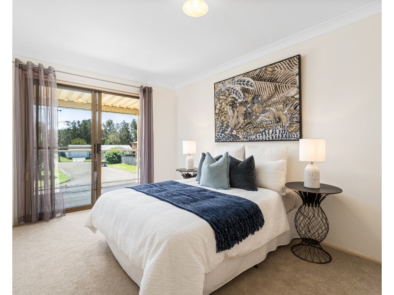 8 Althea Place, Point Clare NSW 2250