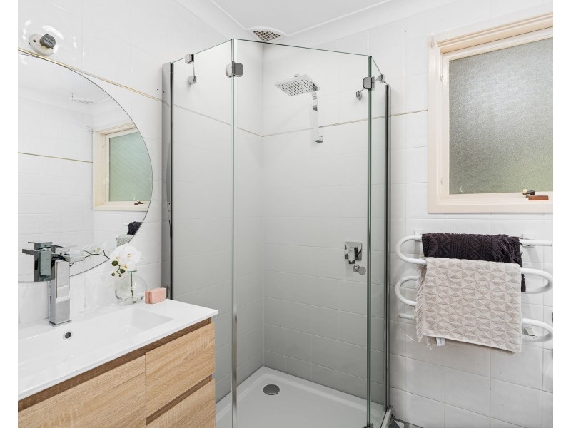 8 Althea Place, Point Clare NSW 2250