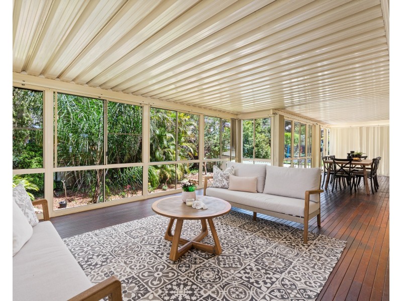 8 Althea Place, Point Clare NSW 2250