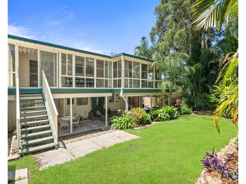 8 Althea Place, Point Clare NSW 2250