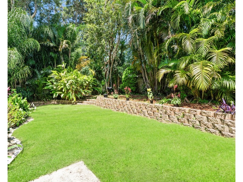 8 Althea Place, Point Clare NSW 2250