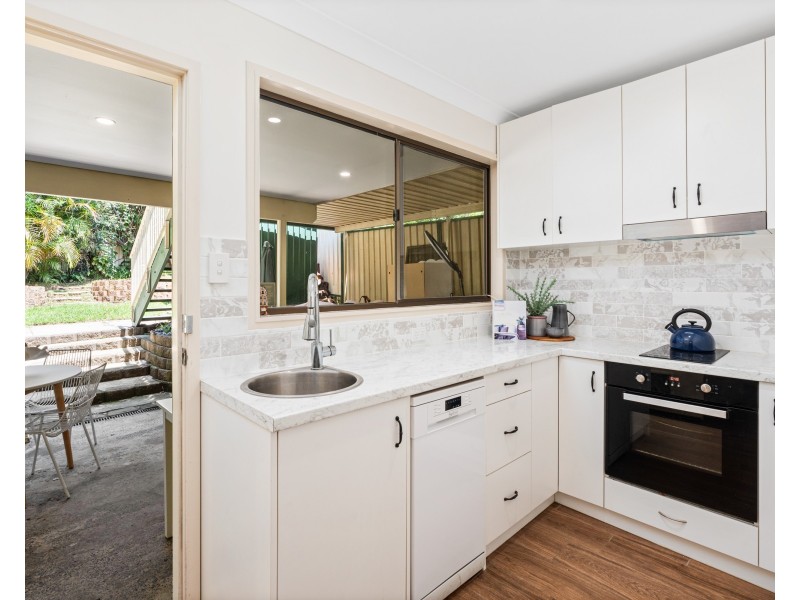 8 Althea Place, Point Clare NSW 2250