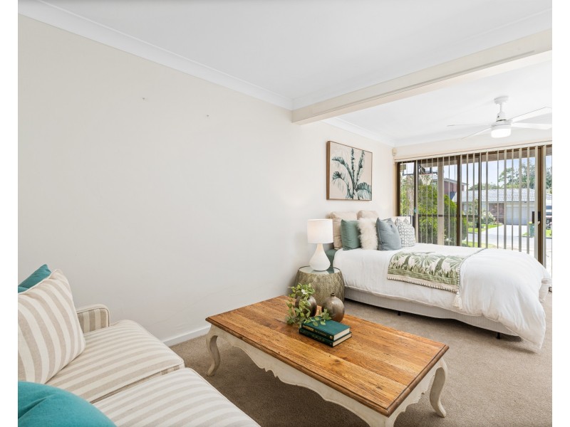 8 Althea Place, Point Clare NSW 2250