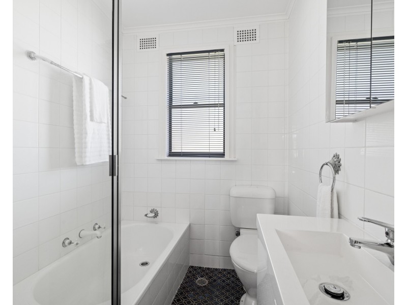 10 Kimpton Place, Wyoming NSW 2250
