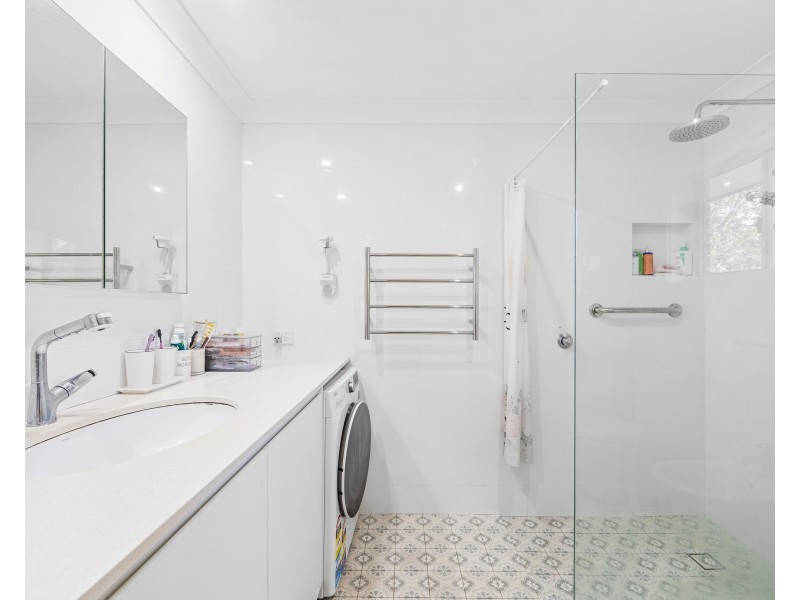 1a Noonan Point Avenue, Point Clare NSW 2250