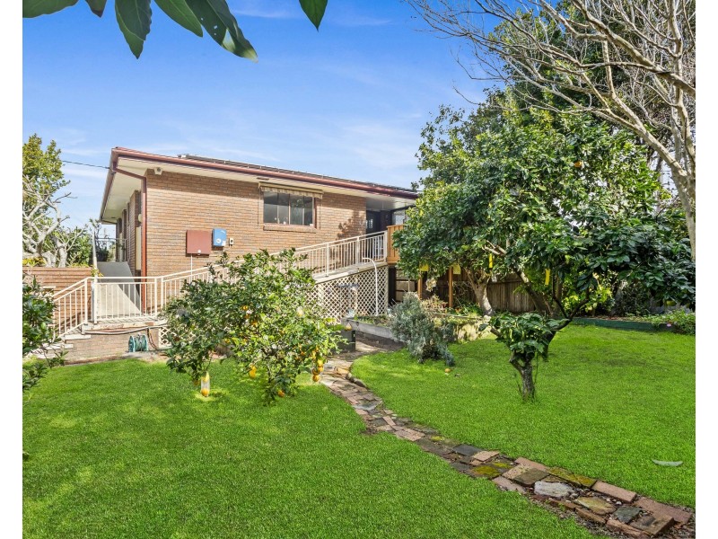 1a Noonan Point Avenue, Point Clare NSW 2250