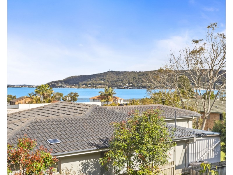 1a Noonan Point Avenue, Point Clare NSW 2250