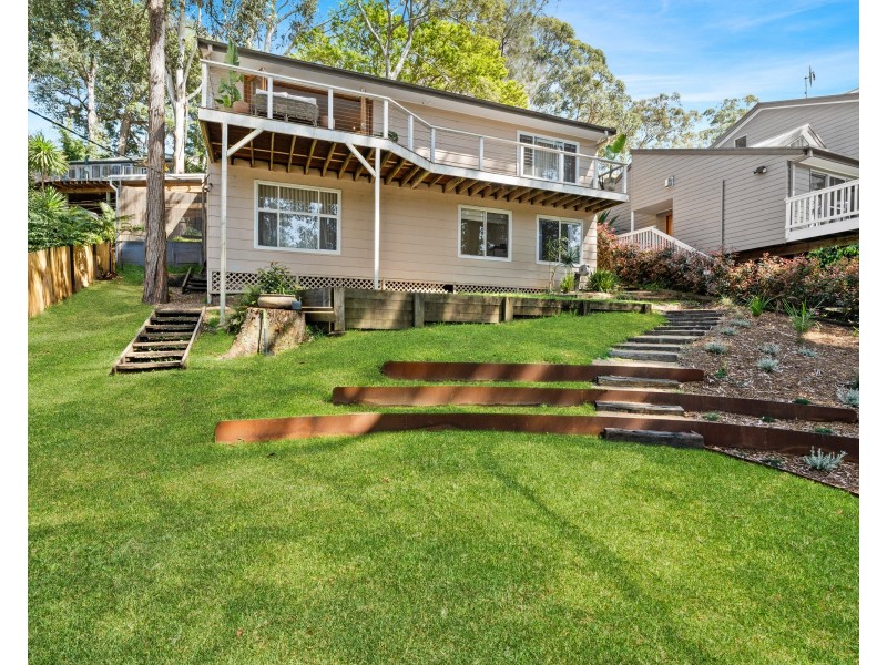 4 Harcourt Place, North Avoca NSW 2260