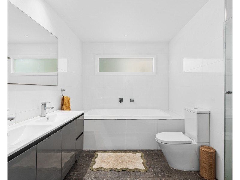 4 Harcourt Place, North Avoca NSW 2260