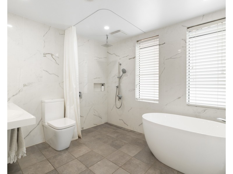 111 Lake Shore Drive, North Avoca NSW 2260