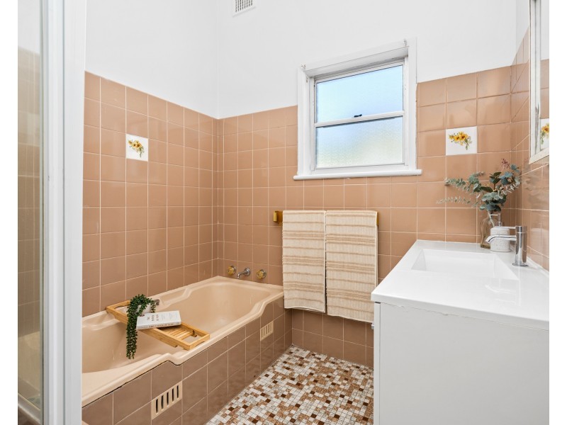 43 Orange Parade, Wyoming NSW 2250