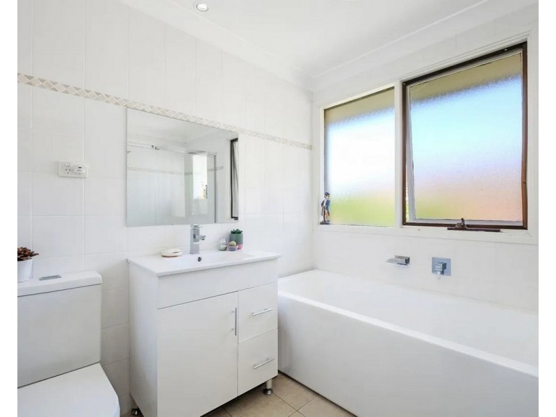 1 Peta Close, Bateau Bay NSW 2261