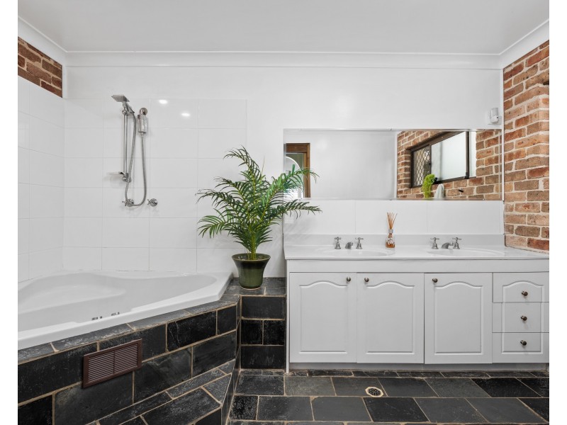 2 Poplars Avenue, Bateau Bay NSW 2261