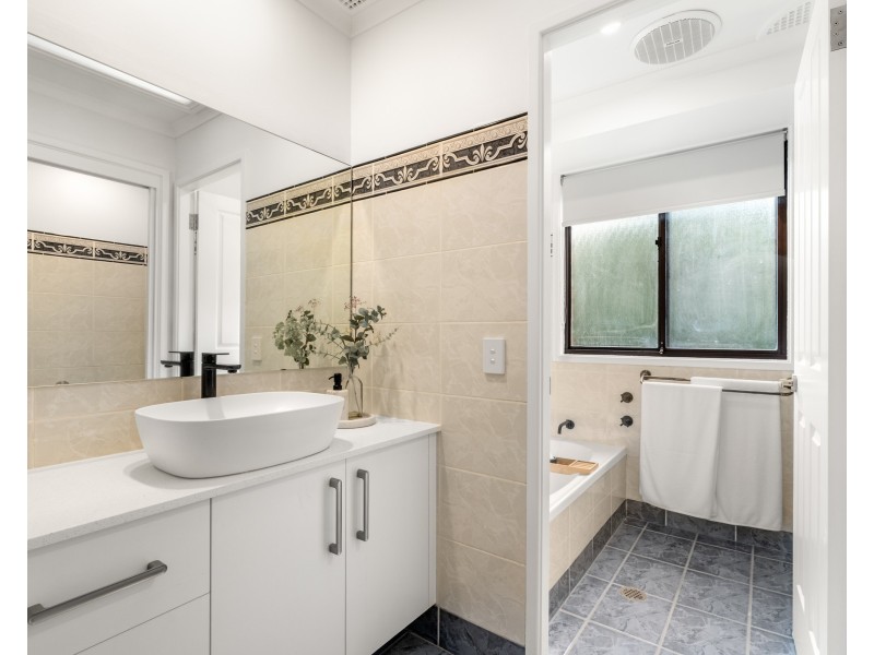 2 Elkhorn Close, Wyoming NSW 2250