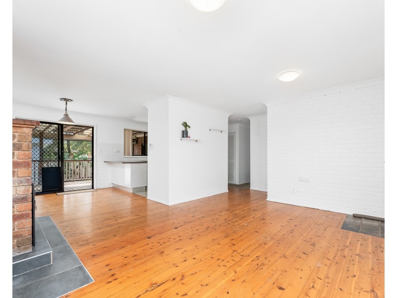 2 Morcombe Close, Gorokan NSW 2263