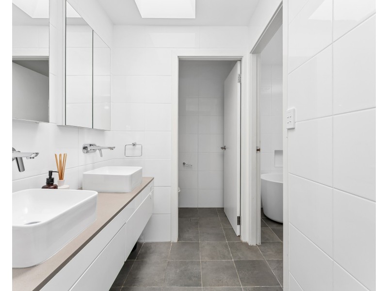 2 Morcombe Close, Gorokan NSW 2263