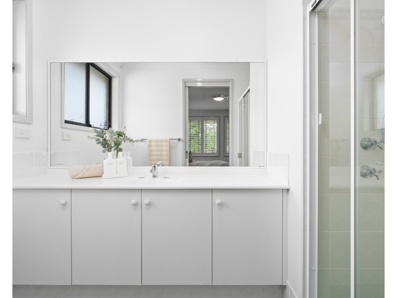 2 Finch Place, Point Clare NSW 2250