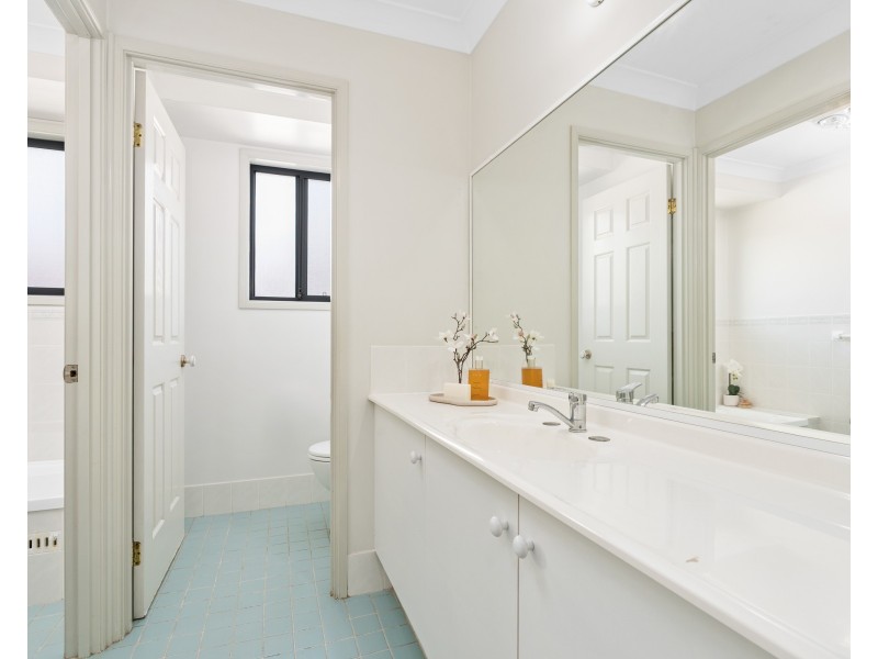 2 Finch Place, Point Clare NSW 2250