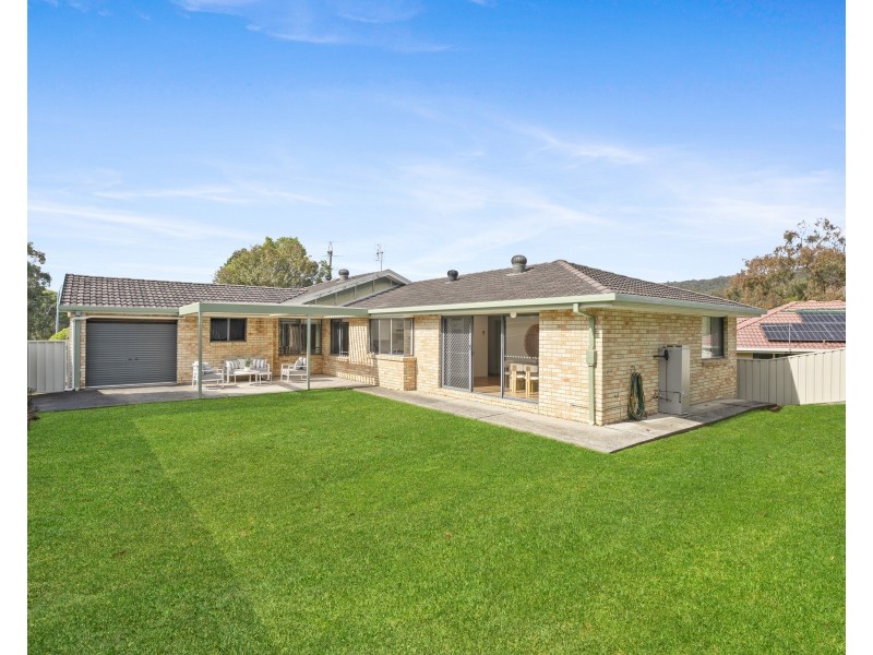 2 Finch Place, Point Clare NSW 2250