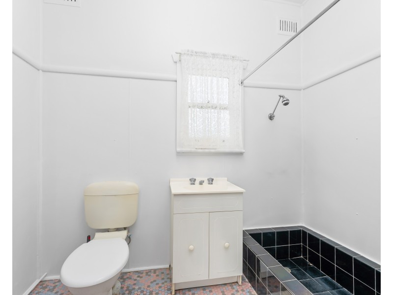33 Bondi Road, The Entrance North NSW 2261
