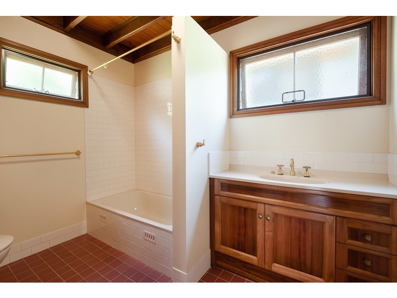 86 Lake Shore Drive, North Avoca NSW 2260