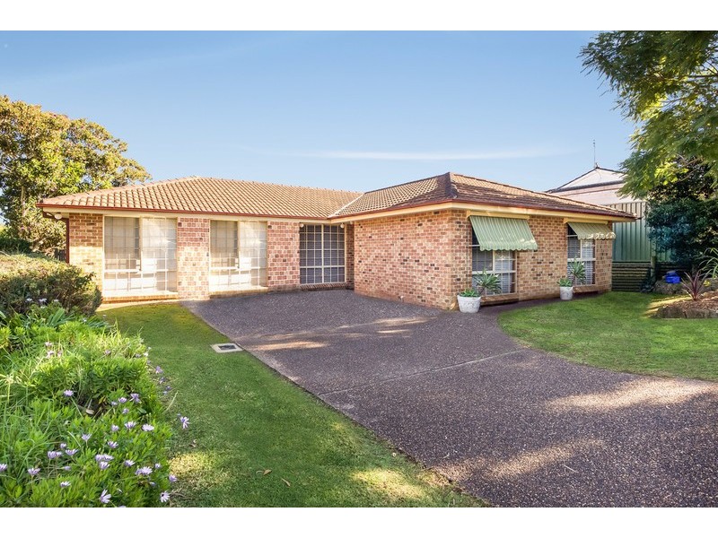 2 Lauren Close, Green Point NSW 2251