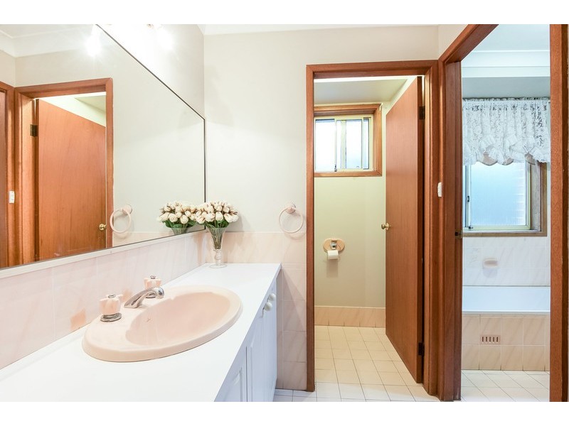 2 Lauren Close, Green Point NSW 2251