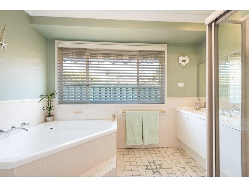 15 Sanctuary Place, Bateau Bay NSW 2261