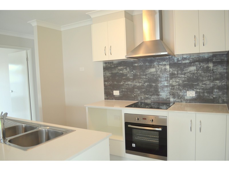 8 Medina Place, Cameron Park NSW 2285