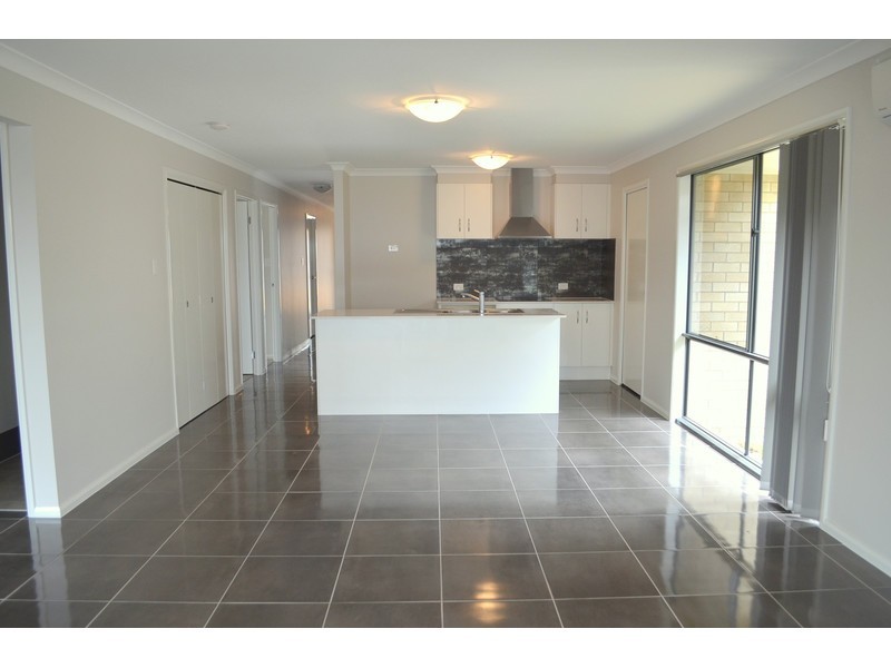 8 Medina Place, Cameron Park NSW 2285