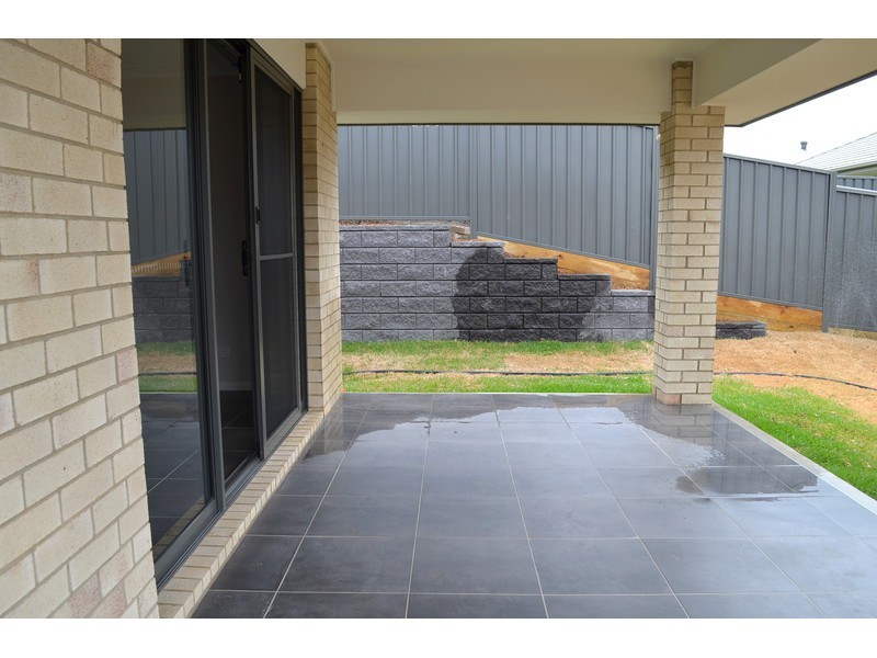 8 Medina Place, Cameron Park NSW 2285