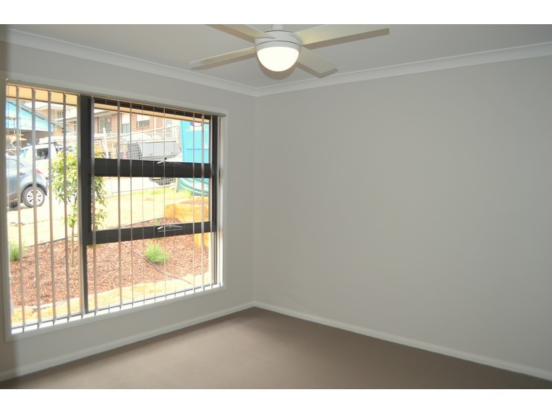 8 Medina Place, Cameron Park NSW 2285