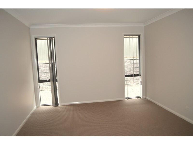 8 Medina Place, Cameron Park NSW 2285