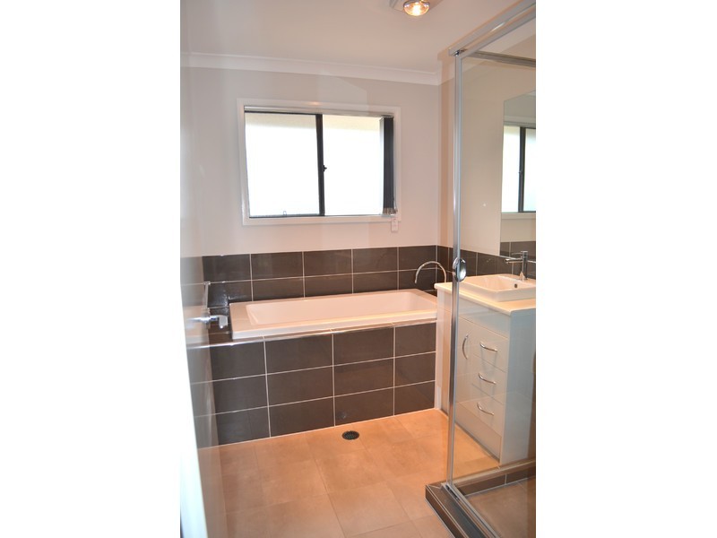 8 Medina Place, Cameron Park NSW 2285