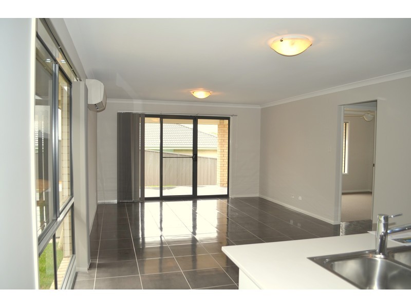 8 Medina Place, Cameron Park NSW 2285