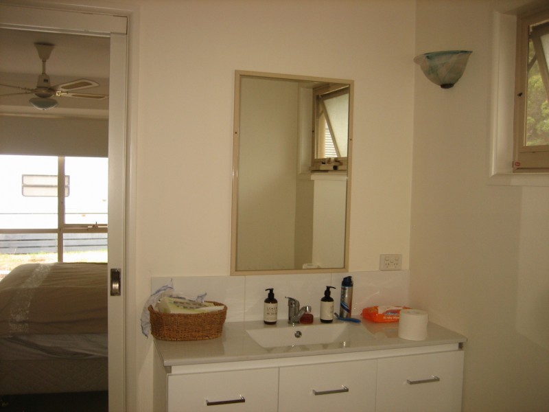 Cabin 37/131 Nepean Highway, Dromana VIC 3936