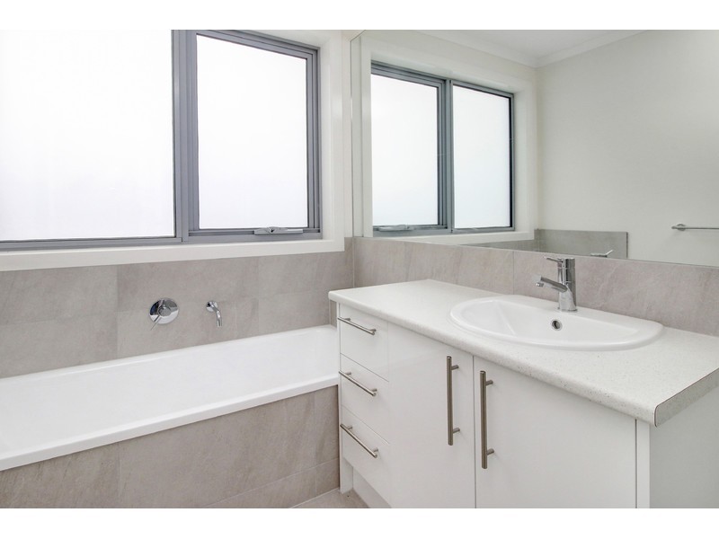 1/2 Walpole Avenue, Rosebud West VIC 3940