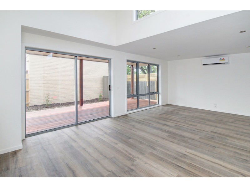 1/2 Walpole Avenue, Rosebud West VIC 3940