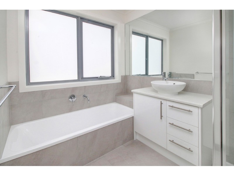 1/2 Walpole Avenue, Rosebud West VIC 3940