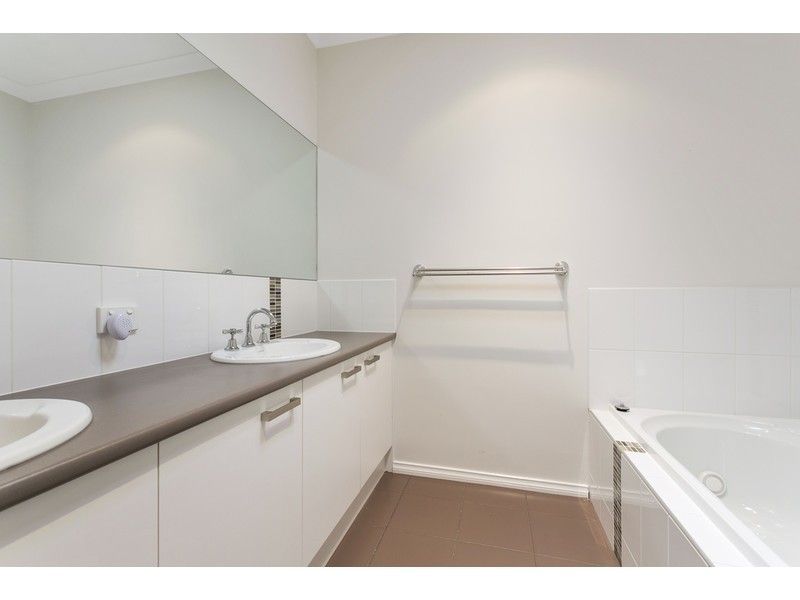 2/5 Hayes Avenue, Rosebud VIC 3939