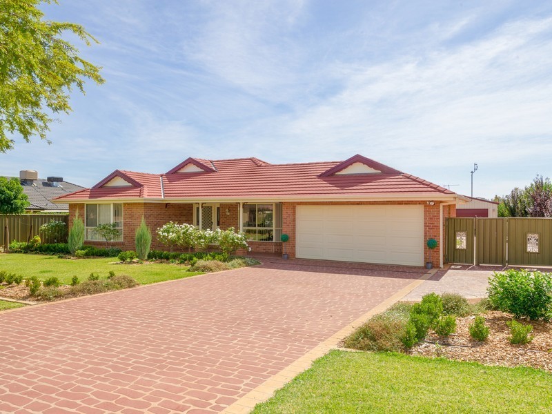 16 Lancaster Park Place, Dubbo NSW 2830